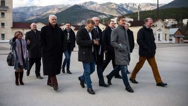 Участники немецкой делегации депутатов от партии Альтернатива для Германии осматривают винодельческий завод Массандра в рамках своего официального визита в Крым. 5 февраля 2018
