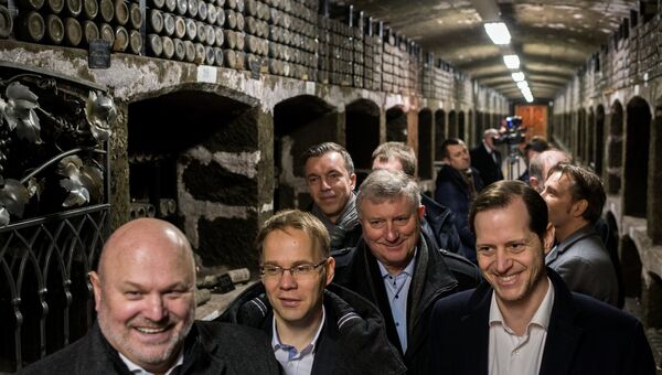 Участники немецкой делегации депутатов от партии Альтернатива для Германии осматривают винодельческий завод Массандра в рамках своего официального визита в Крым