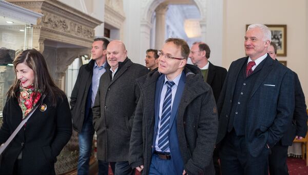Участники немецкой делегации депутатов от партии Альтернатива для Германии осматривают достопримечательности Ливадийского дворца в рамках своего официального визита в Крым. 5 февраля 2018