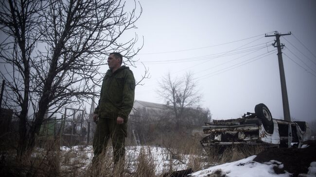 Военнослужащий ДНР в поселке Ясное Донецкой области.  Архивное фото