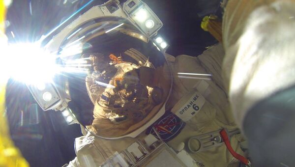 Селфи космонавта Роскосмоса Антона Шкаплерова во время выхода в открытый космос.