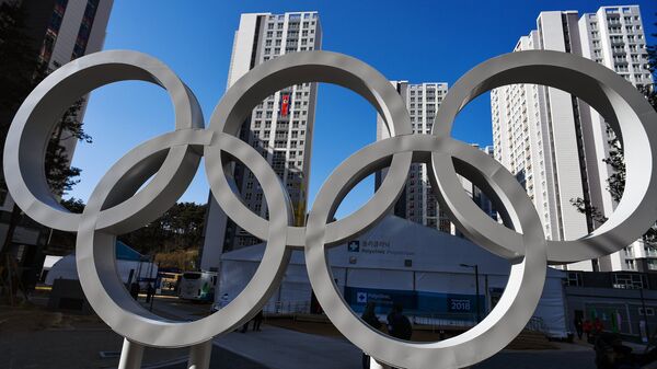 Олимпийские кольца в Олимпийской деревне в Канныне