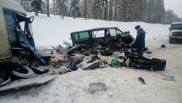 Последствия ДТП с участием грузового автомобиля и микроавтобуса в Ленинградской области. 6 февраля 2018