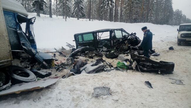 Последствия ДТП с участием грузового автомобиля и микроавтобуса в Ленинградской области. 6 февраля 2018