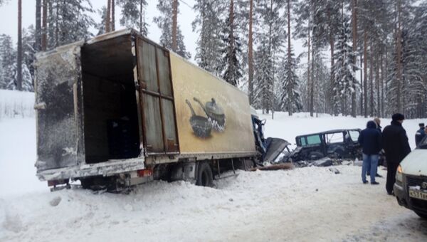 ДТП при столкновении грузовика с микроавтобусом в Ленинградской области. 6 февраля 2018