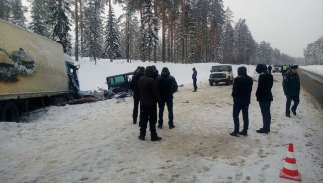 Последствия ДТП с участием грузового автомобиля и микроавтобуса в Ленинградской области. 6 февраля 2018