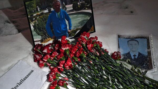 Цветы в память о погибшем летчике майоре Романе Филипове у здания министерства обороны РФ в Москве