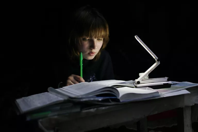 Марина делает домашнее задание в подвале. Спартак, Донецкая народная республика Марина делает домашнее задание в подвале. Спартак, Донецкая народная республика