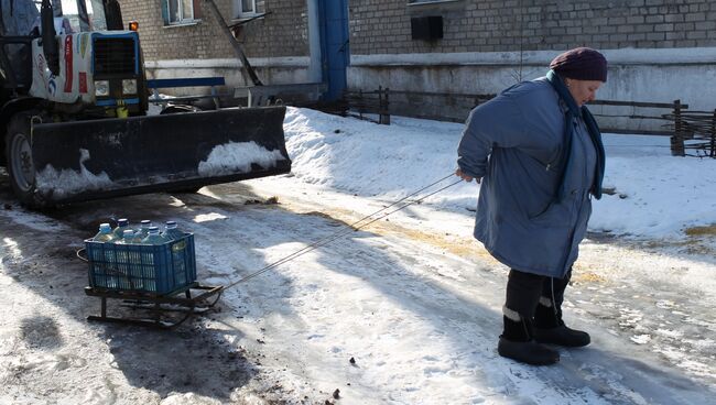 Жительница поселка Спартак после раздачи питьевой воды. Спартак, Донецкая народная республика