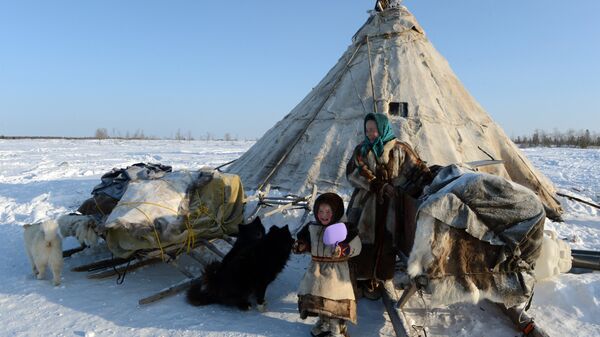 Кочевая семья у чума в стойбище в Надымском районе Ямало-Ненецкого автономного округа