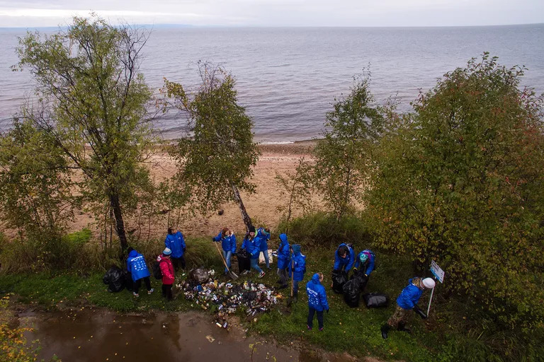Волонтеры собирают мусор на берегу озера Байкал в районе населенного пункта Мурино во время акции всероссийского волонтерского экологического марафона EN+ Group 360 минут Волонтеры собирают мусор на берегу озера Байкал в районе населенного пункта Мурино во время акции всероссийского волонтерского экологического марафона EN+ Group 360 минут