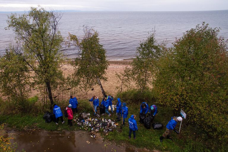 Волонтеры собирают мусор на берегу озера Байкал в районе населенного пункта Мурино во время акции всероссийского волонтерского экологического марафона EN+ Group 360 минут