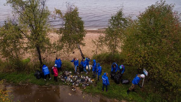 Волонтеры собирают мусор на берегу озера Байкал в районе населенного пункта Мурино во время акции всероссийского волонтерского экологического марафона EN+ Group 360 минут