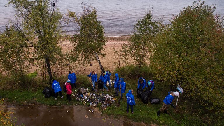 Волонтеры собирают мусор на берегу озера Байкал в районе населенного пункта Мурино во время акции всероссийского волонтерского экологического марафона EN+ Group 360 минут