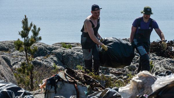 Волонтеры комплексной экспедиции Русского географического общества Гогланд собирают мусор на побережье острова Гогланд в Финском заливе