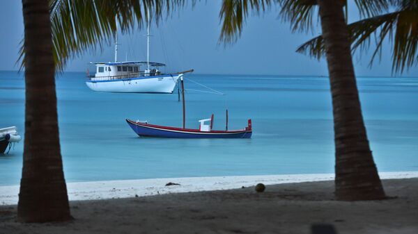 Лодки в лагуне Индийского океана рядом с отелем Meeru Island Resort & Spa на Мальдивах