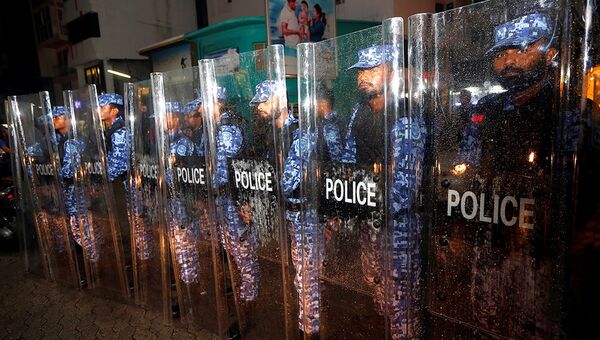 Сотрудники полиции во время митинга сторонников оппозиции в Мале, Мальдивские Острова