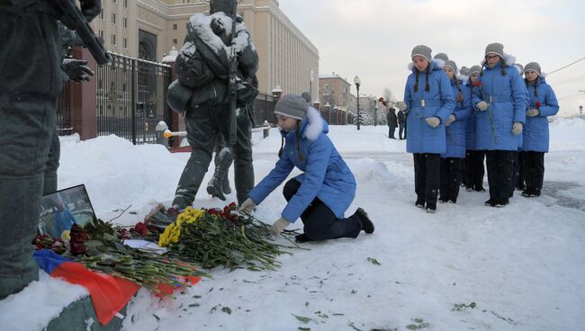 Возложение цветов в память о погибшем летчике Романе Филипове у здания Минобороны РФ
