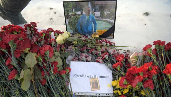 Цветы в память о погибшем летчике майоре Романе Филипове у здания министерства обороны РФ