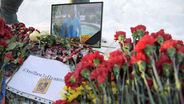 Цветы в память о погибшем летчике майоре Романе Филипове у здания министерства обороны РФ