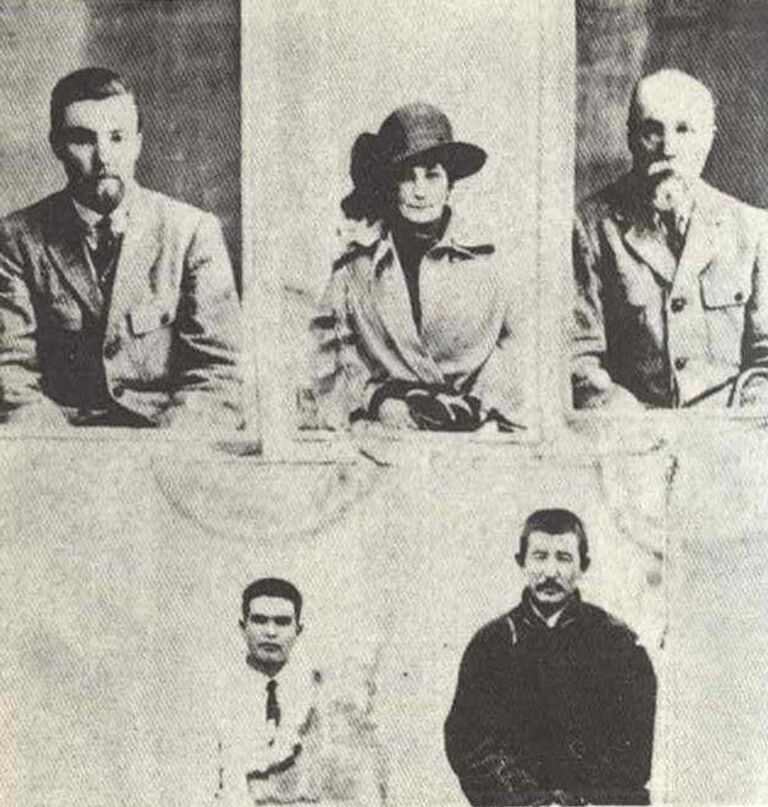 Фотография с экспедиционного паспорта до Пекина, выданного китайским губернатором в Урумчи в 1926 году во время Центрально-Азиатской экспедиции Н.К.Рериха. Верхний ряд (слева-направо): Ю.Рерих, Е.Рерих, Н.Рерих. Нижний ряд: первый слева - лама Рамзана, следующий - лама Лобзанг Фотография с экспедиционного паспорта до Пекина, выданного китайским губернатором в Урумчи в 1926 году во время Центрально-Азиатской экспедиции Н.К.Рериха. Верхний ряд (слева-направо): Ю.Рерих, Е.Рерих, Н.Рерих. Нижний ряд: первый слева - лама Рамзана, следующий - лама Лобзанг