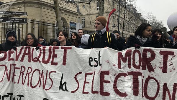Участники акции в знак протеста против реформы образовательной системы, в Париже. 6 февраля 2018