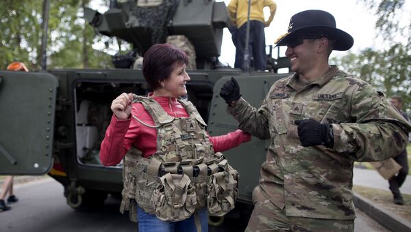 Солдат армии США танцует с женщиной во время военных учений Dragoon Ride II в 160 км от Вильнюса, Литва