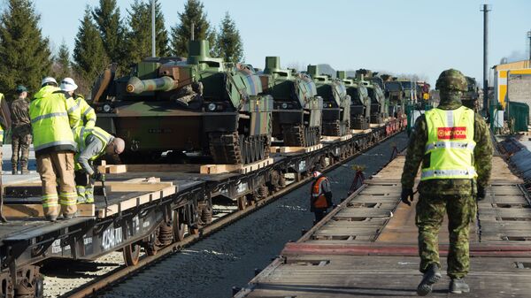 Разгрузка французской военной техники, входящей в состав миссии НАТО, на военной базе Тапа, Эстония