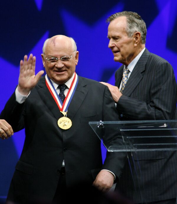 Михаил Горбачев получил медаль Свободы на торжественной церемонии в Национальном конституционном центре США 