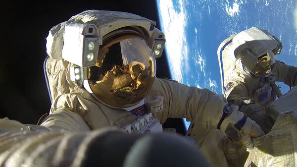 Космонавты Роскосмоса Антон Шкаплеров и Александр Мисуркин во время выхода в открытый космос. 6 февраля 2018