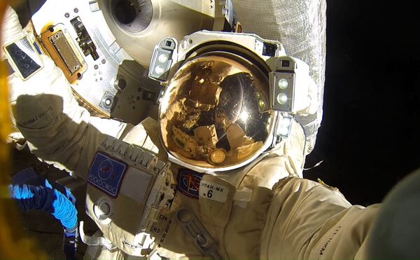 Космонавты Роскосмоса Антон Шкаплеров и Александр Мисуркин во время выхода в открытый космос. 6 февраля 2018