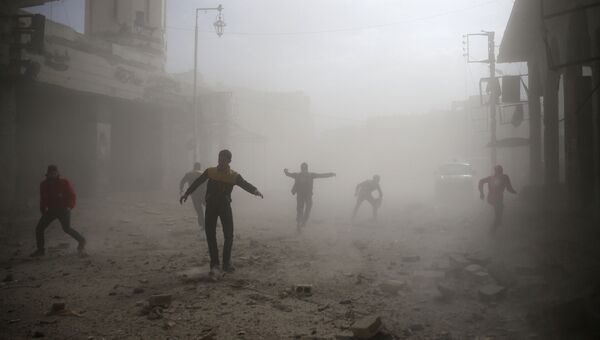 Члены гражданской обороны и гражданские лица после авиационного налета в Дамаске, Сирия. 6 февраля 2018