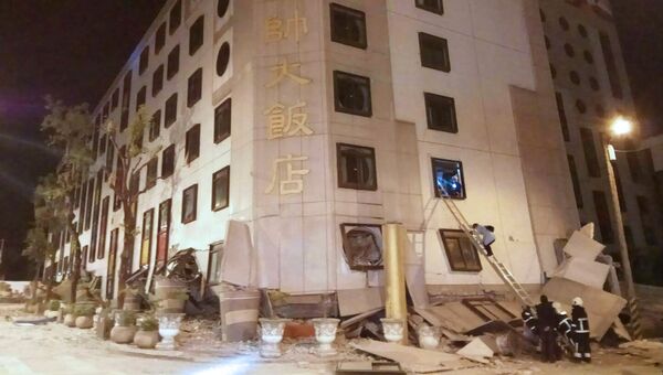 Последствия обрушения отеля в уезде Хуалянь на Тайване в результате землетрясения. 6 февраля 2018