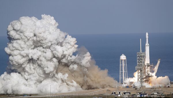 Старт ракеты-носителя Falcon Heavy с космодрома на мысе Канаверал