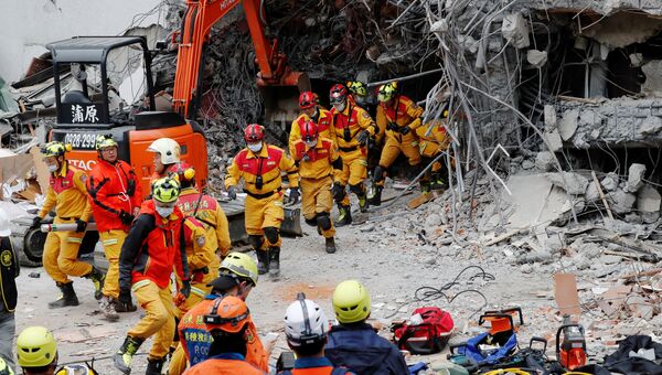 Спасатели на месте обрушения отеля в уезде Хуалянь на Тайване в результате землетрясения. 7 февраля 2018