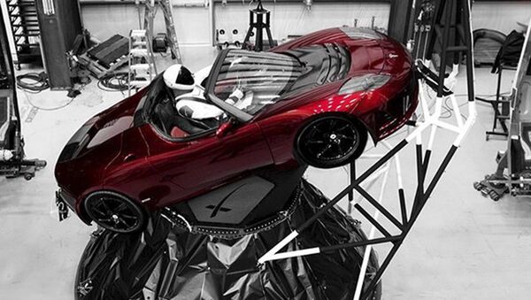 Манекен «Starman» за рулем автомобиля Tesla Roadster, который был запущен в космос при помощи ракеты Falcon Heavy из Космического центра им. Кеннеди на мысе Канаверал