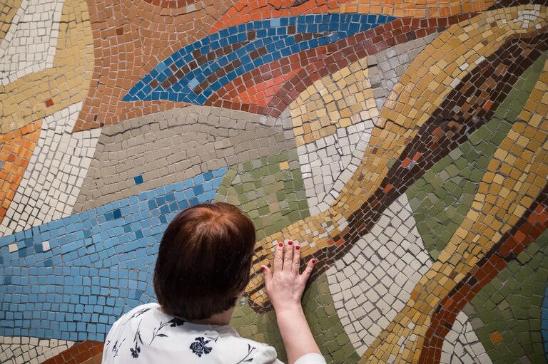 Антонина Захарченко трогает панно в музее современного искусства Гараж в Москве. Антонина Захарченко трогает панно в музее современного искусства Гараж в Москве.