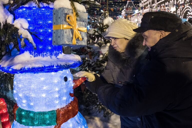 Юрий Захарченко и его супругой Антониной гуляют по Красной площади после операции по вживлению киберсетчатки. Юрий Захарченко и его супругой Антониной гуляют по Красной площади после операции по вживлению киберсетчатки.