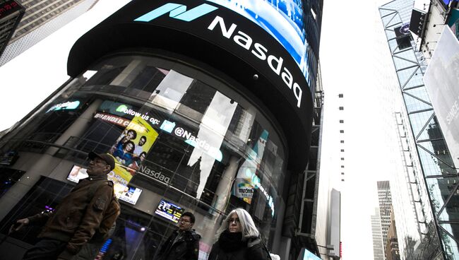 Информационная панель биржи NASDAQ на Таймс-сквер в Нью-Йорке. 6 февраля 2018