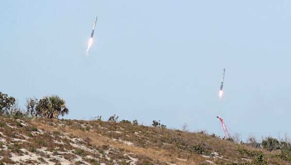 Разгонные блоки ракеты Falcon Heavy во время посадки на космодроме на мысе Канаверал во Флориде. 6 февраля 2018