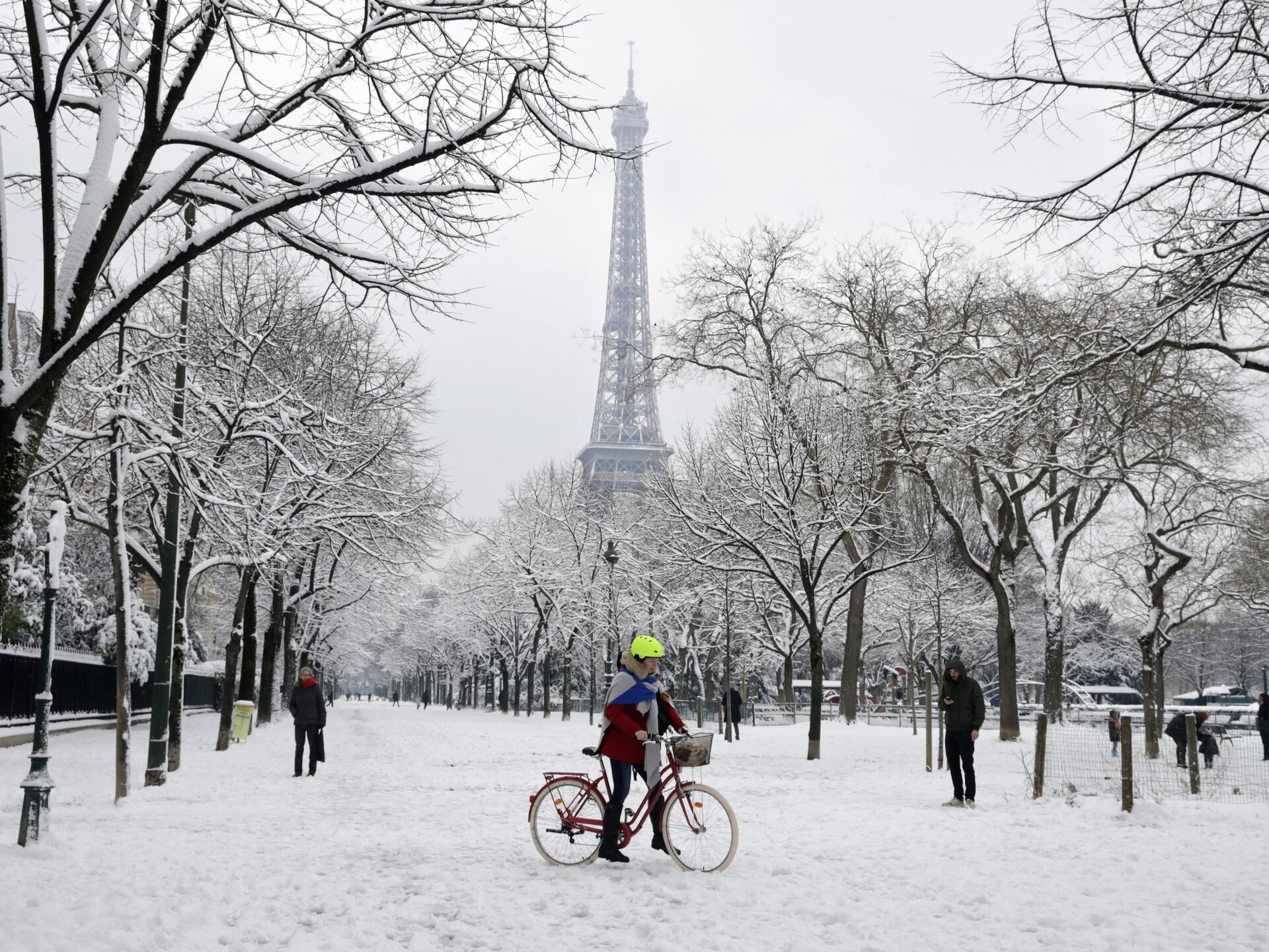 Погода в париже на 14 дней. Климат Парижа. Зима в Париже. Снег в Париже. Франция Париж зимой.