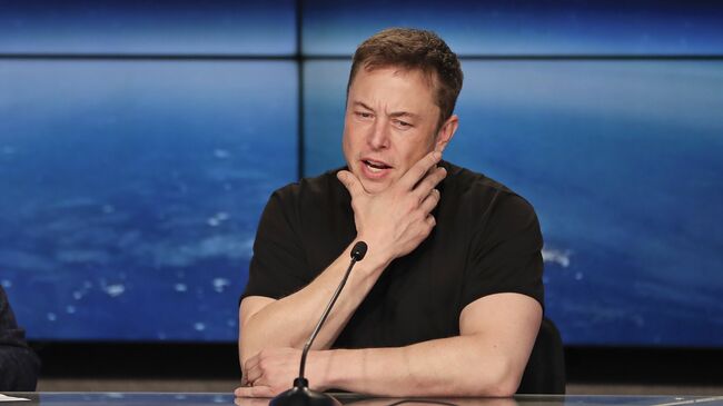 Элон Маск, основатель, генеральный директор и ведущий дизайнер SpaceX, на пресс-конференции после того, как ракета Falcon 9 SpaceX была успешно запущена из Космического центра Кеннеди на мысе Канаверал. 6 февраля 2018