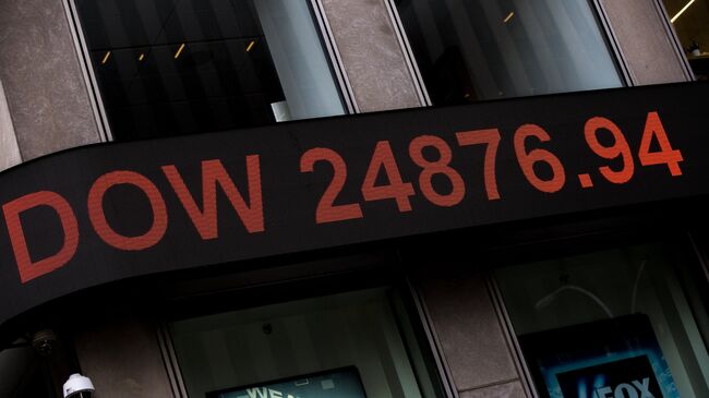 Информационная панель с данными об индексе Dow Jones на здании телекомпании Fox News в Нью-Йорке