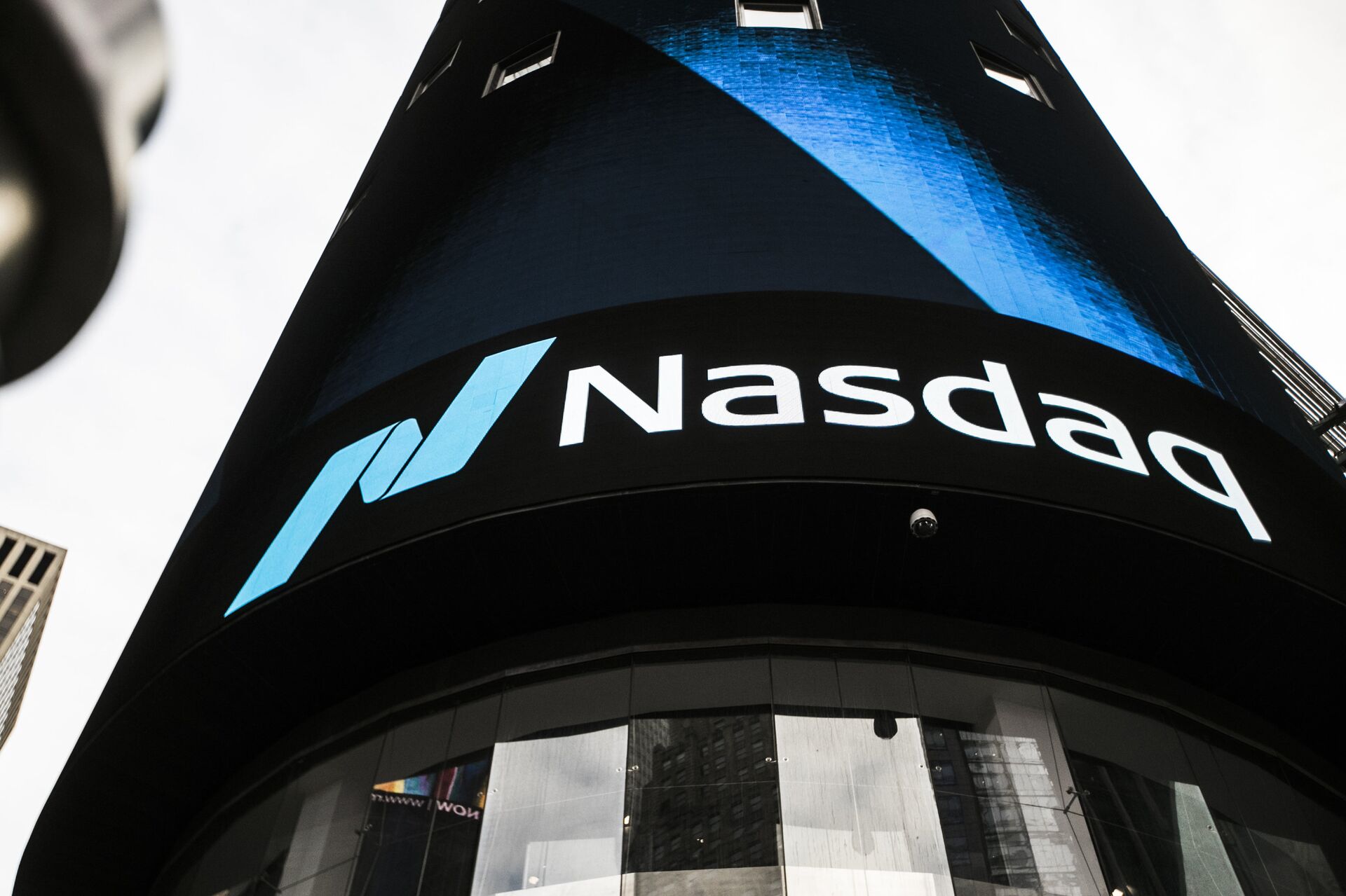 Информационная панель биржи NASDAQ на первых этажах небоскрёба Конде-Наст-билдинг на Таймс-сквер в Нью-Йорке - РИА Новости, 1920, 19.11.2020