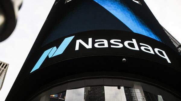 Информационная панель биржи NASDAQ на первых этажах небоскрёба в Нью-Йорке