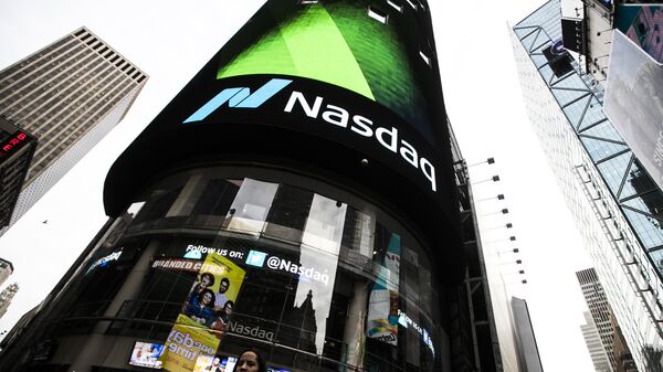 Информационная панель биржи NASDAQ на первых этажах небоскрёба Конде-Наст-билдинг на Таймс-сквер в Нью-Йорке