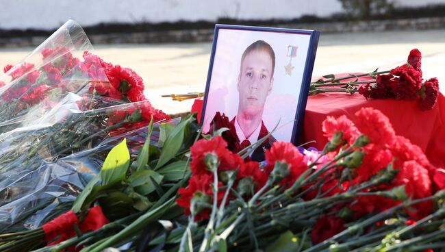 Цветы возложенные в память о погибшем в Сирии пилоте Су-25 майоре Романе Филипове у контрольно-пропускного пункта Краснодарского высшего военного авиационного училища. 7 февраля 2018