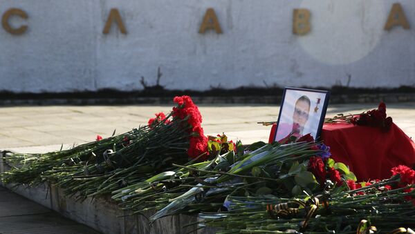 Цветы в память о погибшем в Сирии пилоте Су-25 майоре Романе Филипове