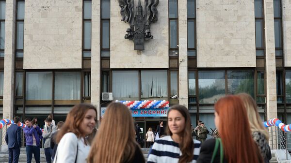 Студенты у здания Московского государственного института международных отношений (МГИМО)