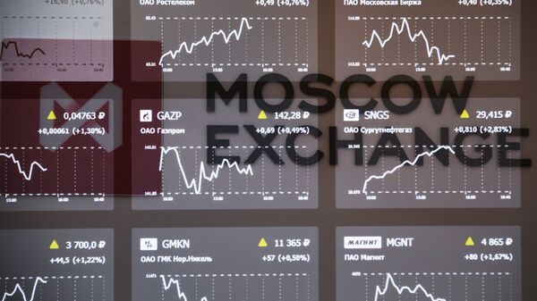Котировки фондового рынка на экране в здании Московской биржи. Архивное фото